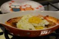 Uova con pomodoro e mozzarella al forno